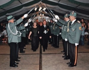 2007-kaiser-neu-ehrentanz-spalier